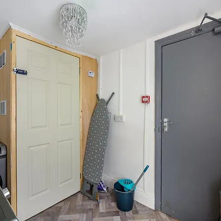 -rf7h- For Your Relaxed & Cosy Free Parking Leeds (West Yorkshire)